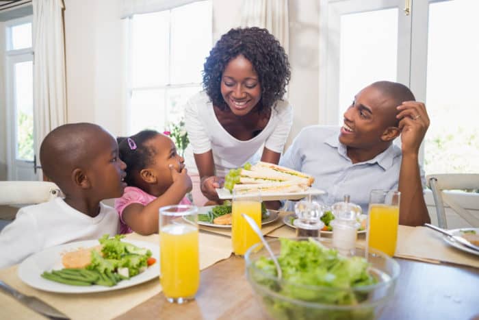 6 benefícios de comer à mesa em família | Familia