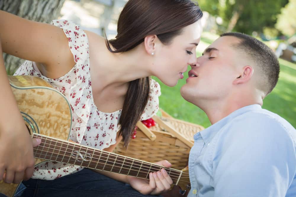 Поющие семейные пары. Целует гитару. Гитарист целует девушку. Гитары целуются.