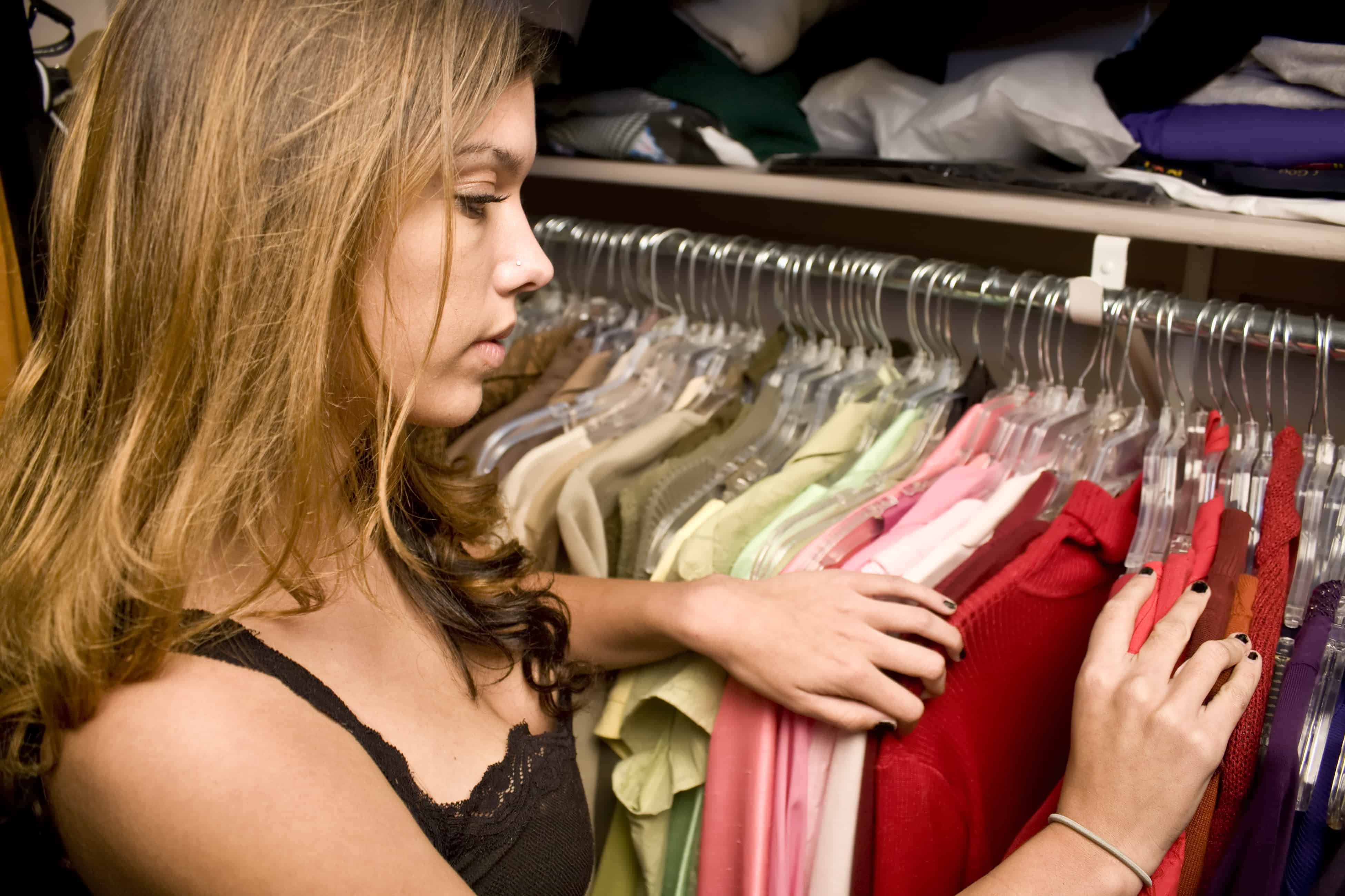 Умения одеваться. Завал одежды. Некачественный материал в одежде. Роется в гардеробе. Женщина гардероб старые одежды.