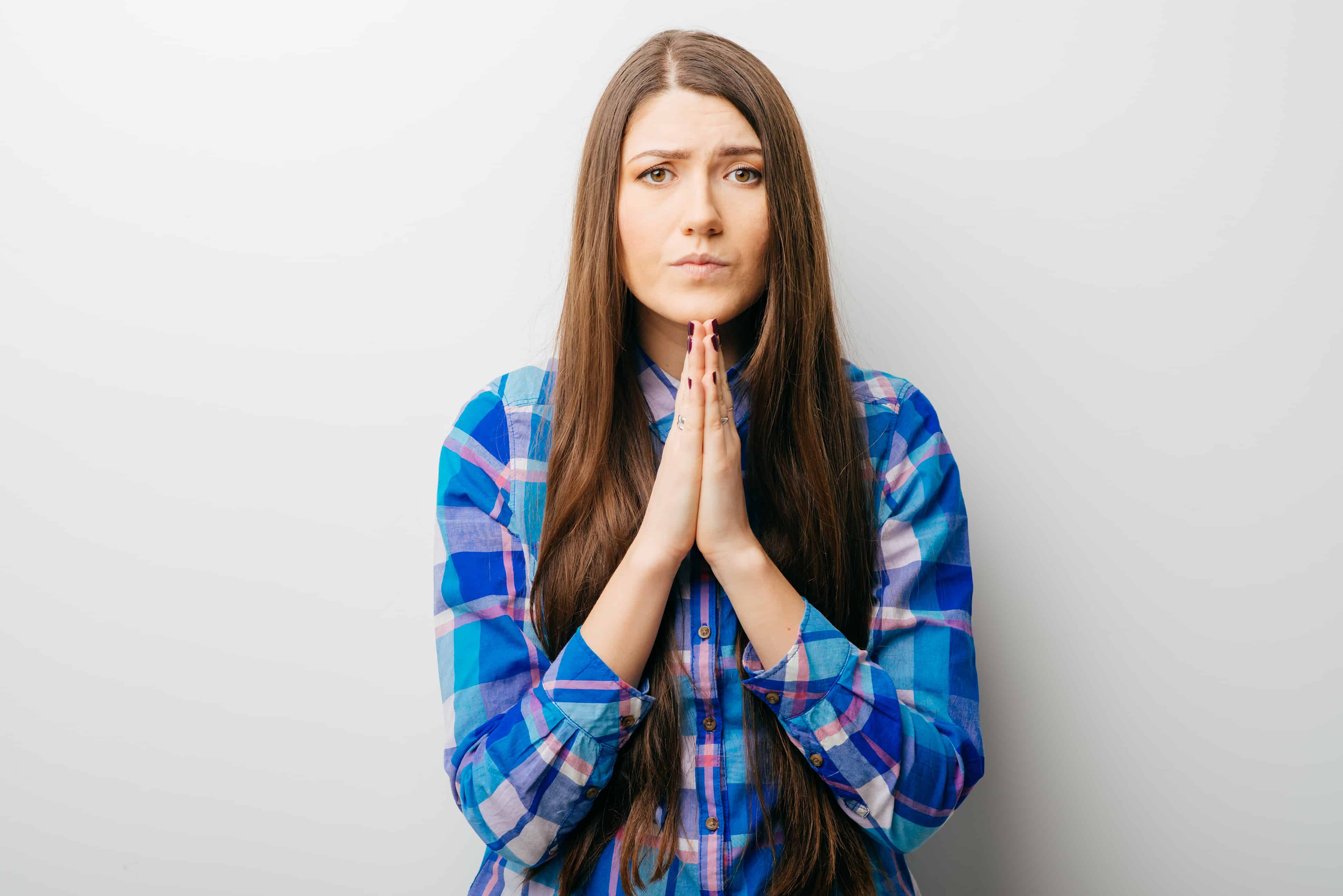 Девушка умоляет парня. Девушка просит чтобы ее не. Девушка с просящим взглядом. Девушка умоляет. Принцип favor negotii.