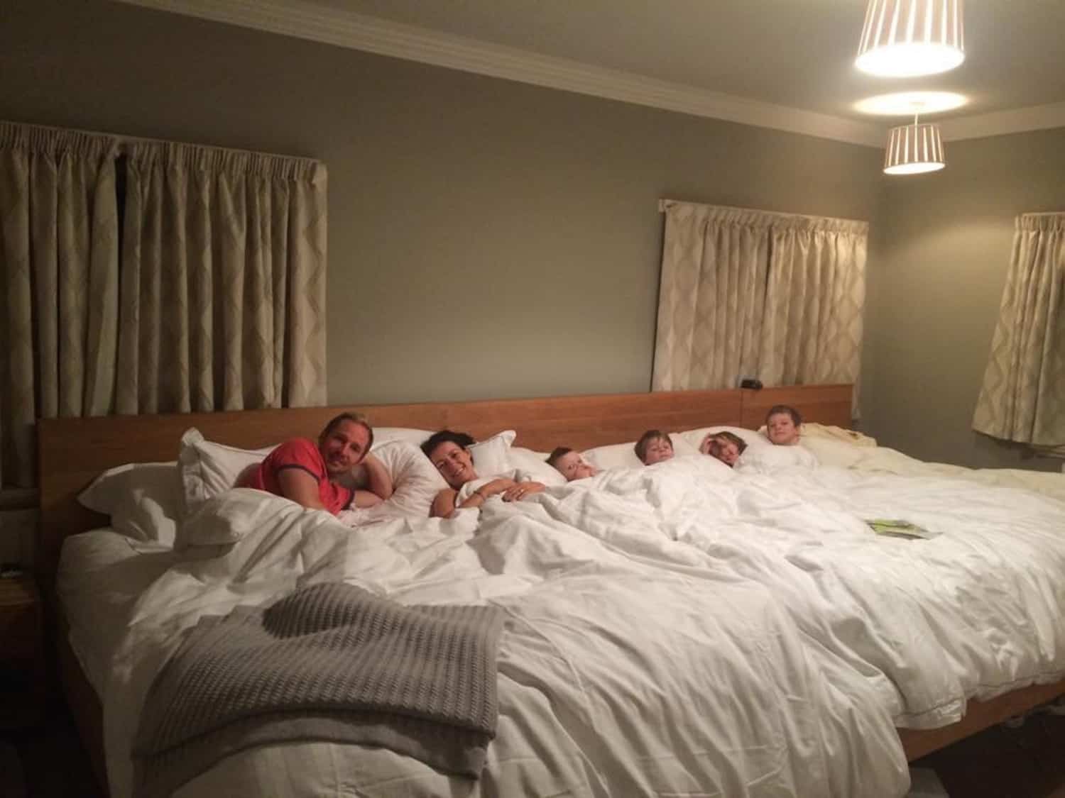 Родители спали подростков. Спальня с раздельными кроватями. Супружеская кровать. Семья в одной кровати. Огромная кровать.